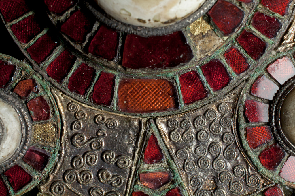Ad21879 hanney brooch detail 1 pp 11 36 17 Photo of the garnet inlaid cloisonné composite disc brooch.