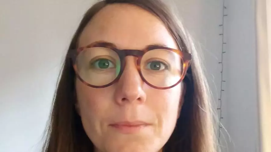 caroline douche headshot
